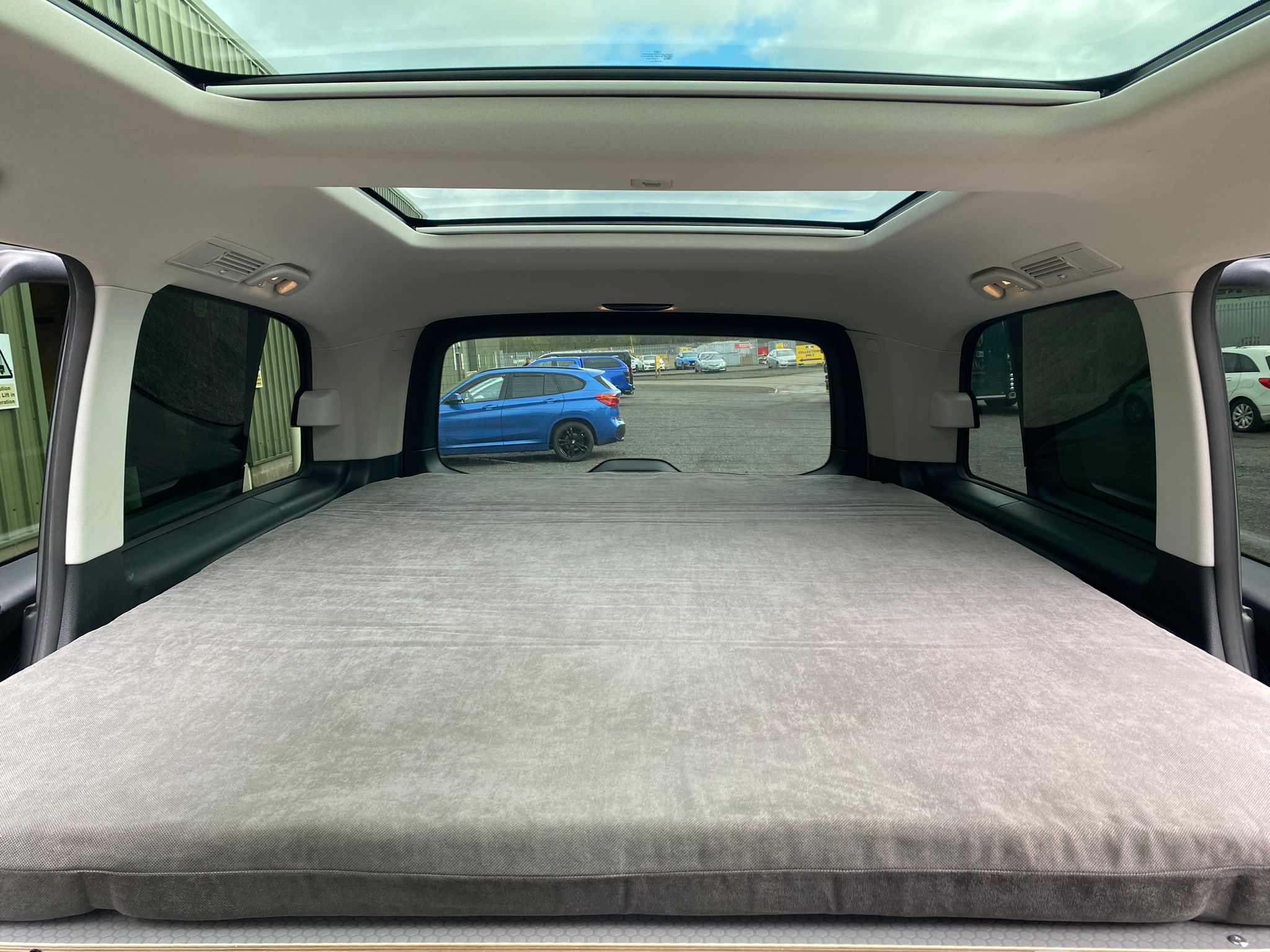 CHROMEMASTER | Compatibile con Mercedes Vito W447 2014+ | Letto Pieghevole per Auto, Prolunga del Letto Multiflexboard per Camper, Letto da Campeggio, Scaffale, Tavolo | Accessorio per Il Camper